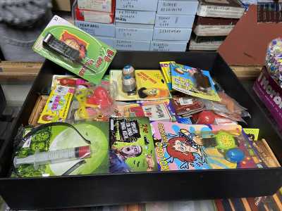 Ad accoglierci � per� la figlia della proprietaria, la 49enne Angela Terenzio, che subito ci mostra uno scatolone pieno zeppo di bustine e confezioni colorate contenenti �un mondo�